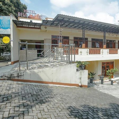 SPOT ON 90092 Dewi Safitri Hotel Semarang Bagian luar foto
