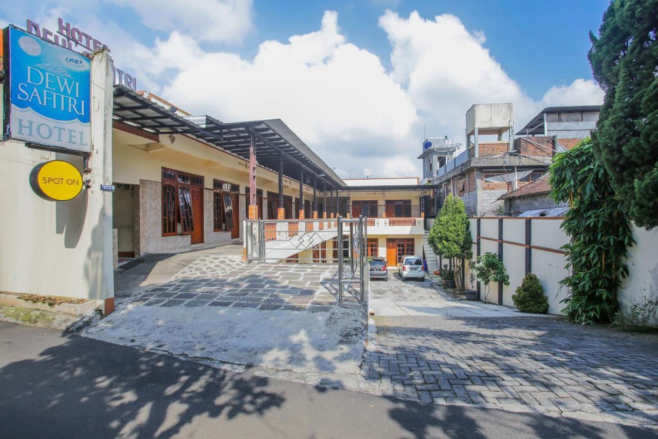 SPOT ON 90092 Dewi Safitri Hotel Semarang Bagian luar foto