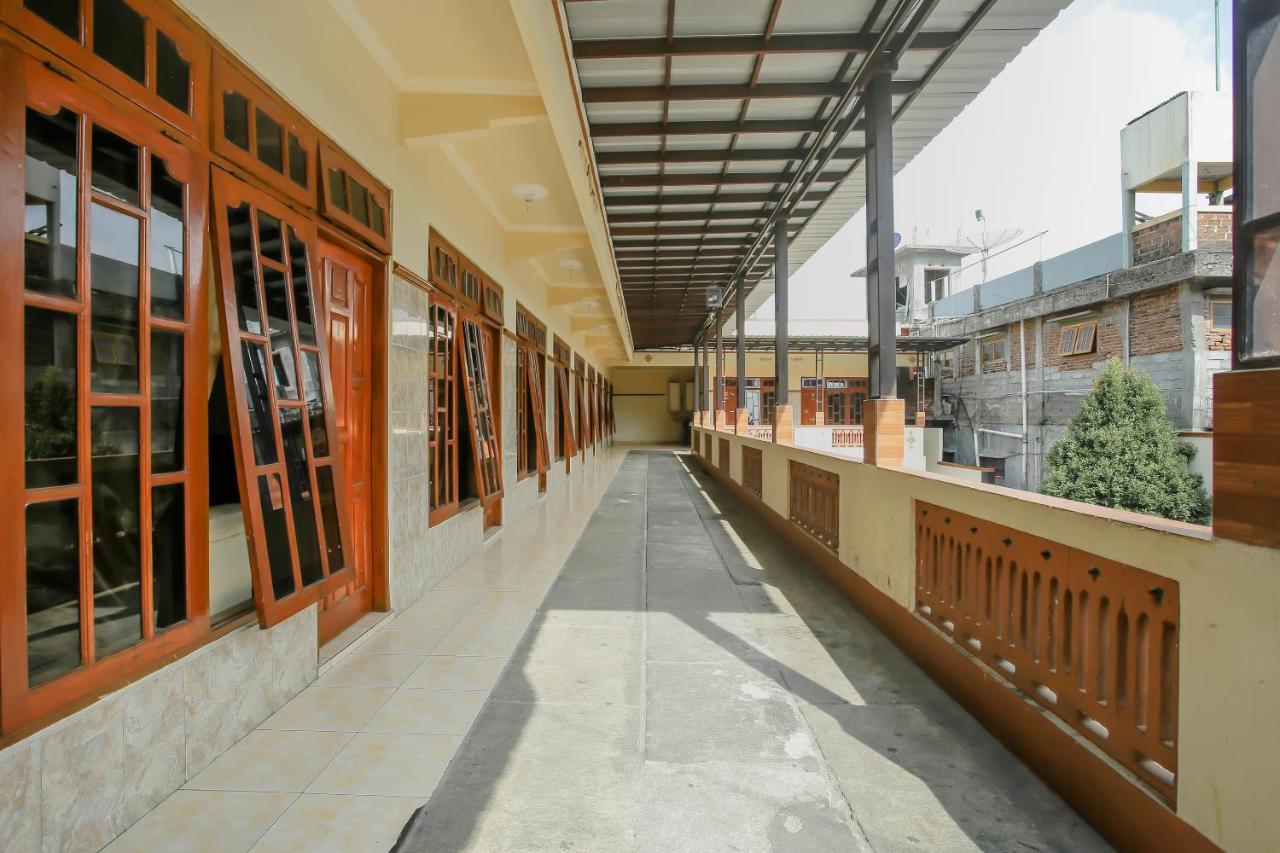 SPOT ON 90092 Dewi Safitri Hotel Semarang Bagian luar foto