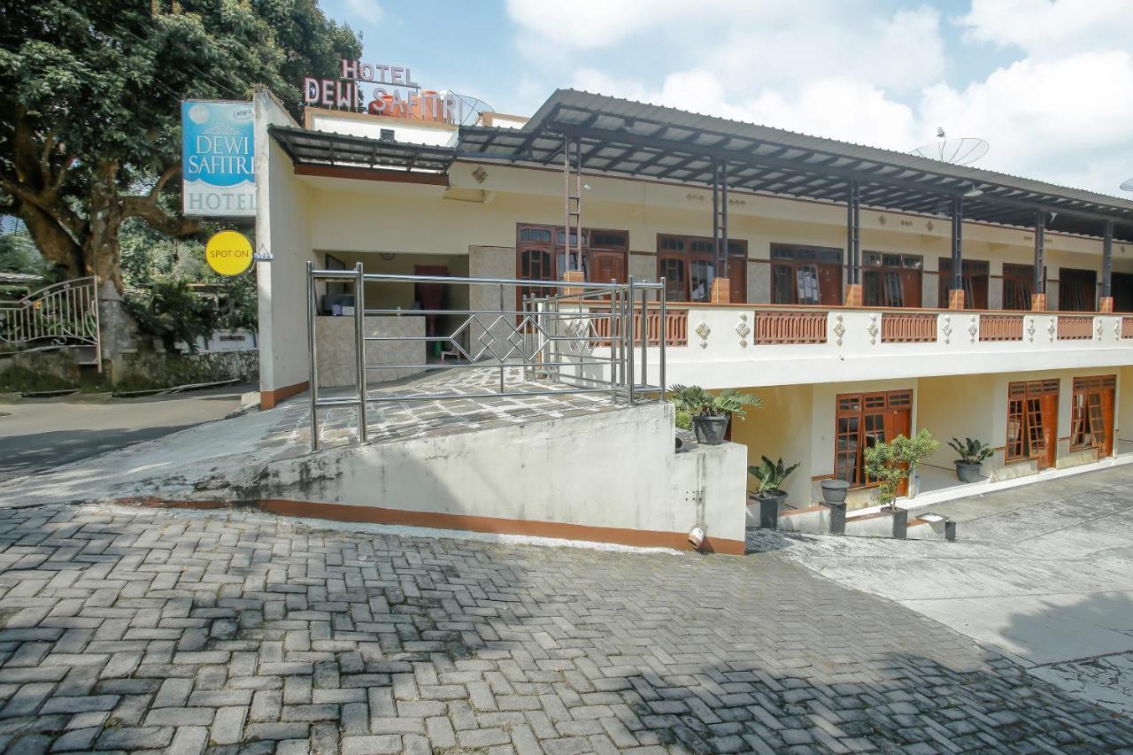 SPOT ON 90092 Dewi Safitri Hotel Semarang Bagian luar foto