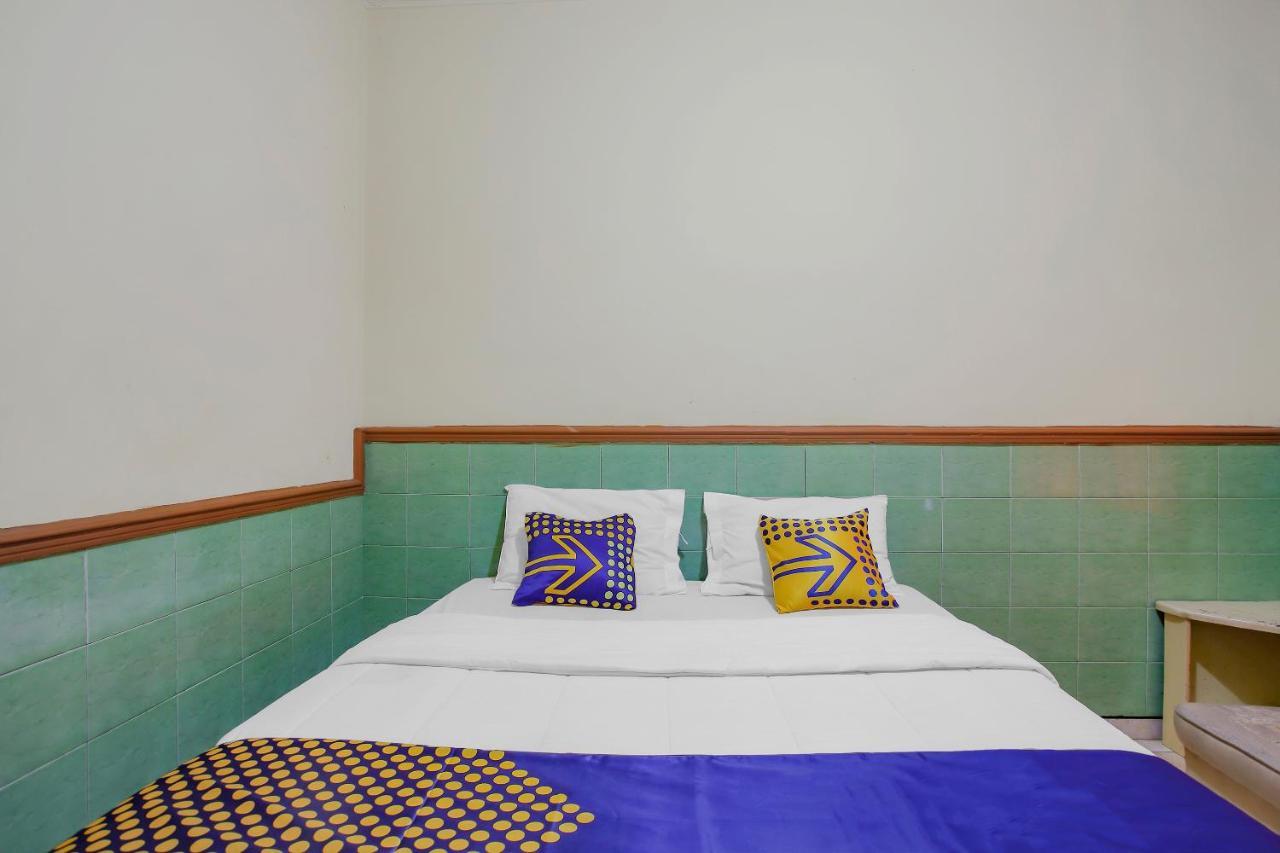 SPOT ON 90092 Dewi Safitri Hotel Semarang Bagian luar foto