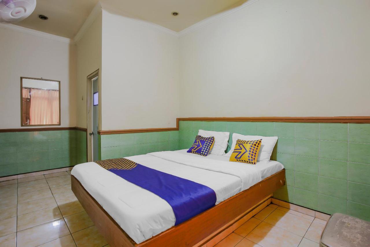 SPOT ON 90092 Dewi Safitri Hotel Semarang Bagian luar foto